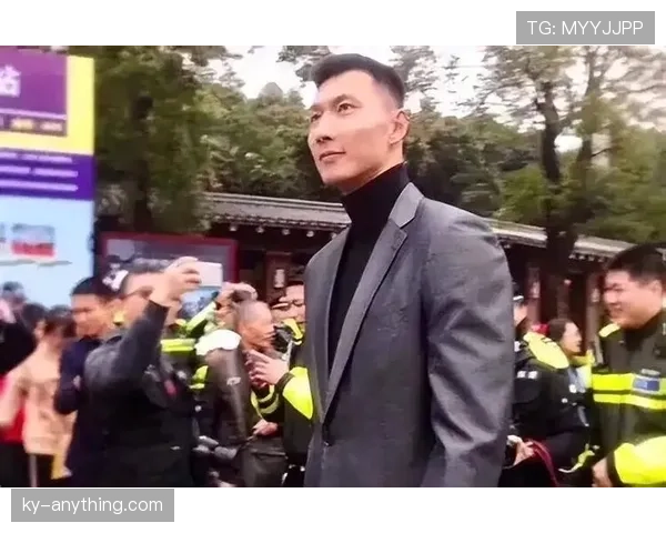 易建联今天中午连换三套衣服，感觉不是打球是拍时尚大片吧？